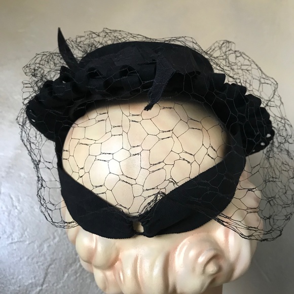 RARE 1930s' BLACK FELT TILT HAT WITH 2 LACQUERED "BIRDS", STRAP & LARGE. VEIL - Picture 10 of 16